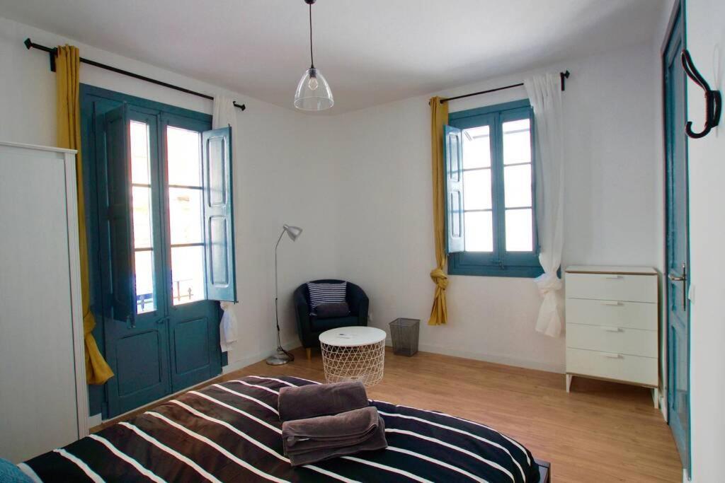 Lovely Flat Fira Mwc لوسبيتاليت دي يوبريغات المظهر الخارجي الصورة