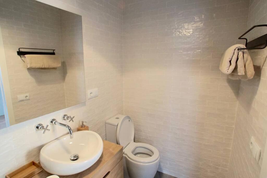 Lovely Flat Fira Mwc لوسبيتاليت دي يوبريغات المظهر الخارجي الصورة